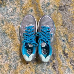 Brooks size 8 women’s tennis shoes